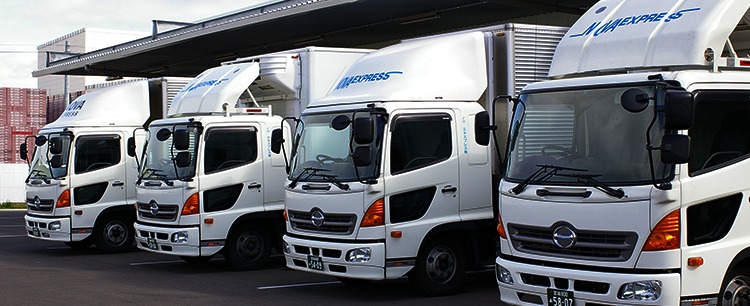 整列する当社の輸送車両